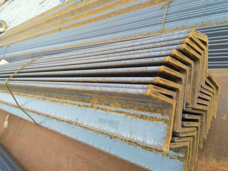 Thép góc cạnh đều có cấu tạo và đặc điểm như thế nào?