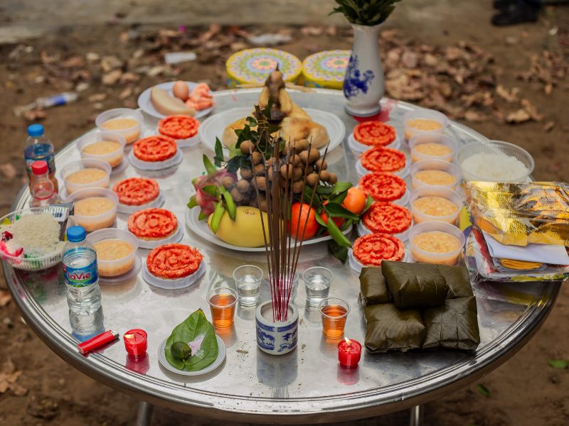 Đồ cúng nên chia cho người thân và đội thợ để lấy may
