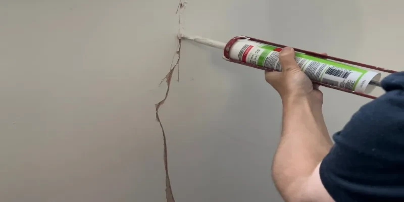 Dùng vật liệu trám phù hợp với vết nứt nhỏ